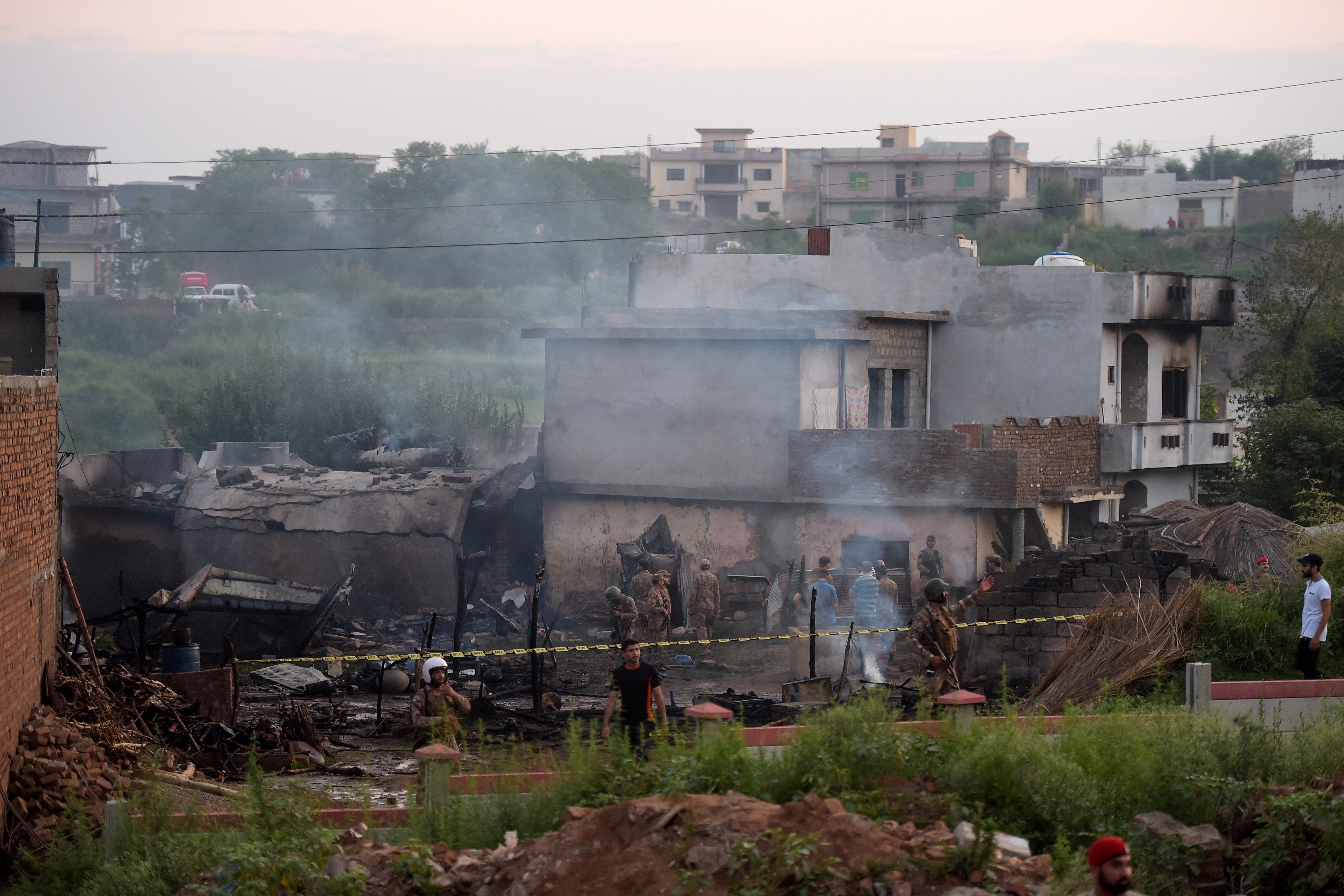 Mueren 18 personas al caer un avión militar en área residencial de Pakistán (Fotos)