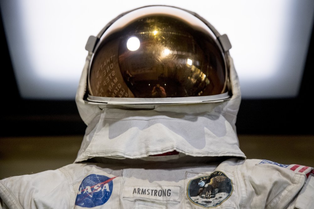 EN FOTOS: Exhiben públicamente el alucinante traje espacial de Neil Armstrong