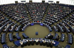 Eurodiputados piden a la UE que amplíe sanciones contra el régimen y prohíba comercialización del oro