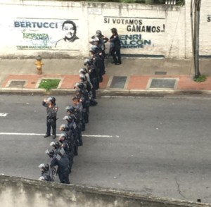 Piquetes y tanquetas del régimen trancan accesos hacia Boleíta #5Jul (LAS FOTOS)