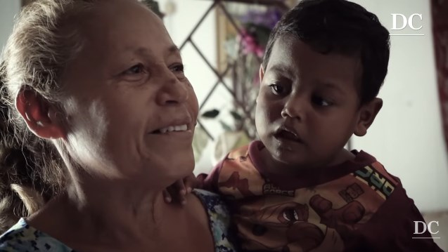 ¡Admirable! A pesar de la crisis, gracias a Siomara este pequeño con VIH no siguió en el abandono (Video)