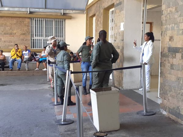 Denuncian a milicianos por maltratar a familiares de pacientes en el Seguro