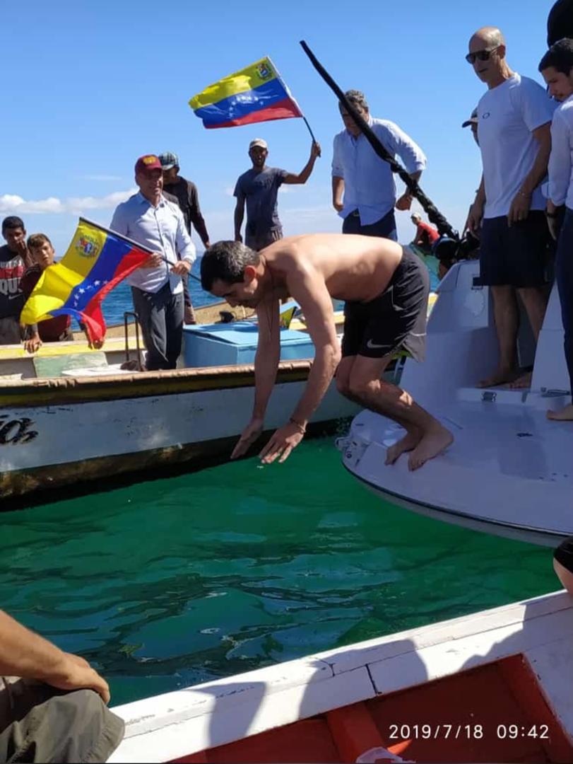 LA FOTO: Guaidó se lanzó un chapuzón en Margarita