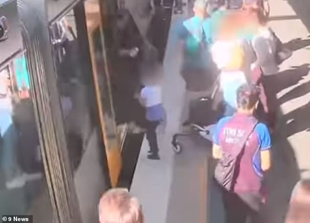 PESADILLA PATERNAL… cuando cae un niño en el andén con el tren a punto de partir (VIDEO)