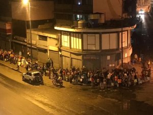 Caraqueños hacen MEGA COLA para recoger agua en un hidrante en San Martín
