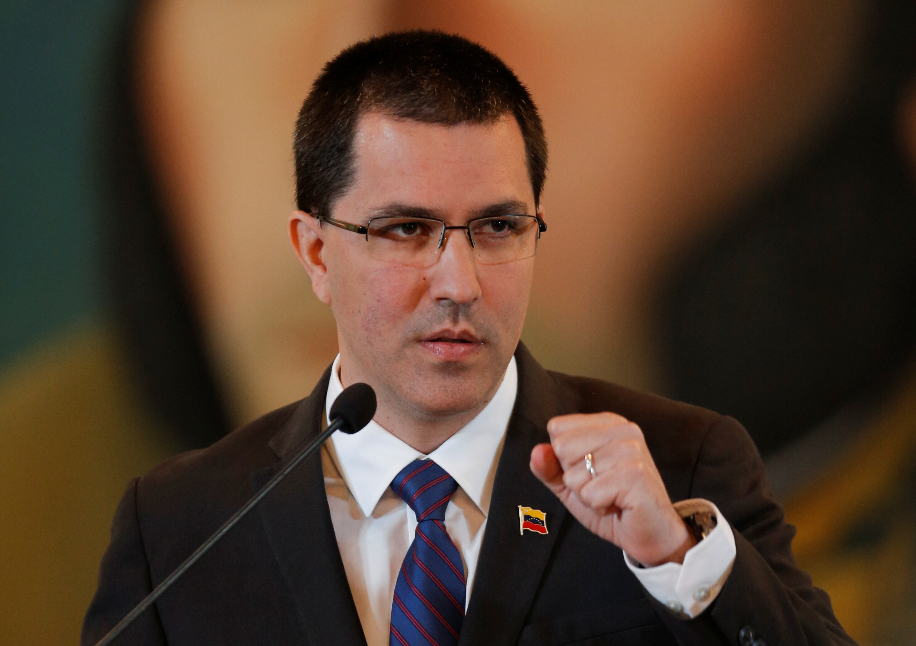 Arreaza criticó deportación de venezolanos acusados de desestabilizar a Colombia (Comunicado)