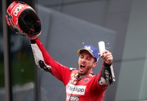 Andrea Dovizioso le vuelve a negar la victoria a Márquez