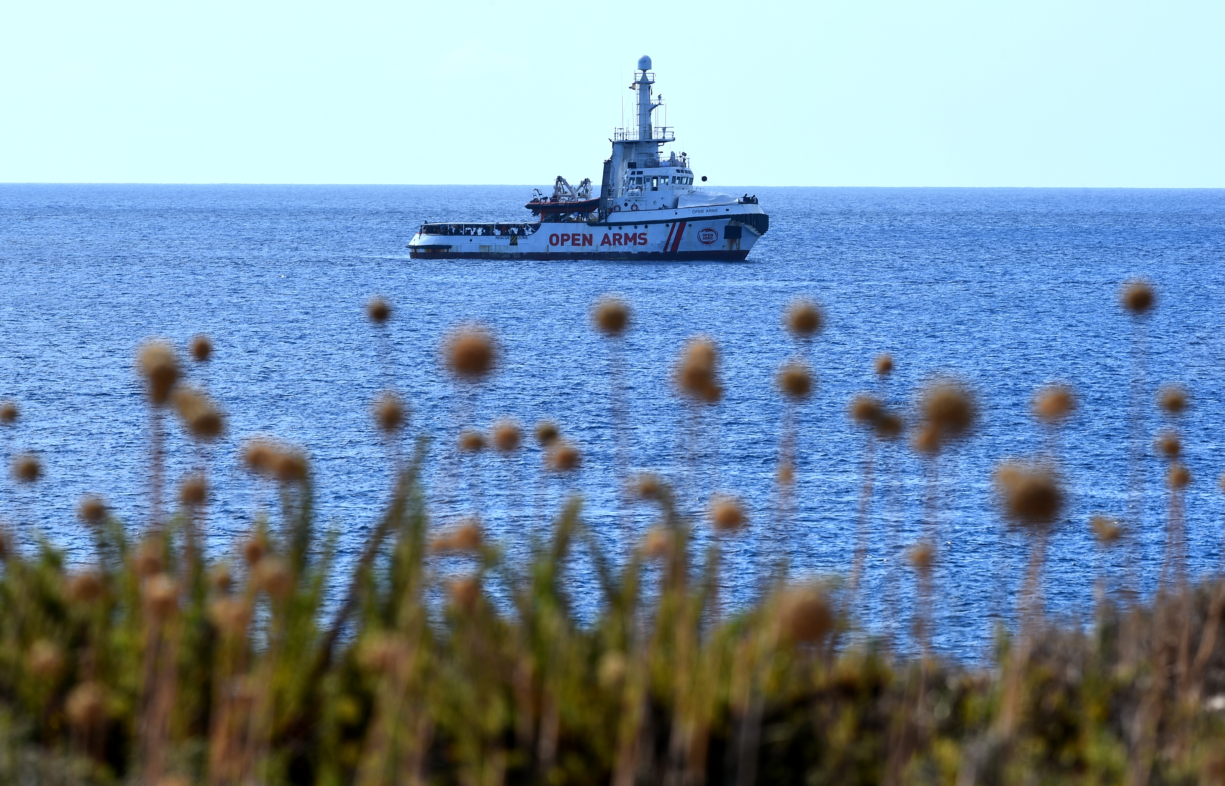 España sigue ofreciendo sus puertos al Open Arms y reprende a Italia