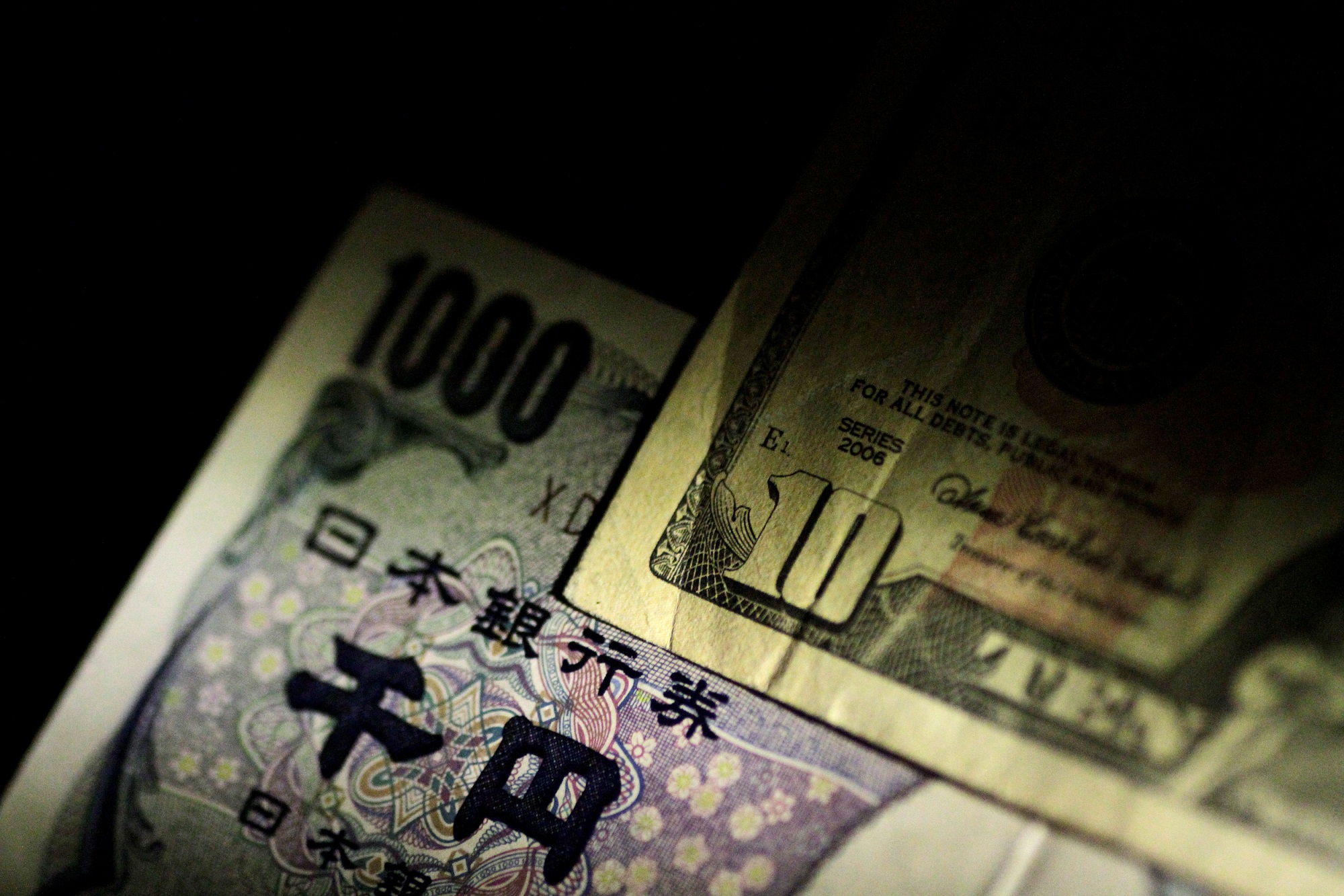 Inversores se aferran al yen por temores a recesión global, libra cae