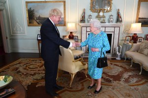 La reina Isabel II envía mensaje de felicitación a Boris Johnson por su nueva paternidad