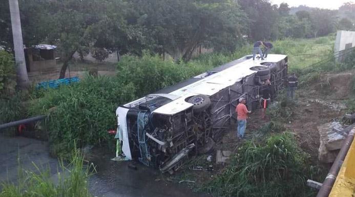 Volcamiento en la ARC dejó 15 pasajeros lesionados (FOTOS)