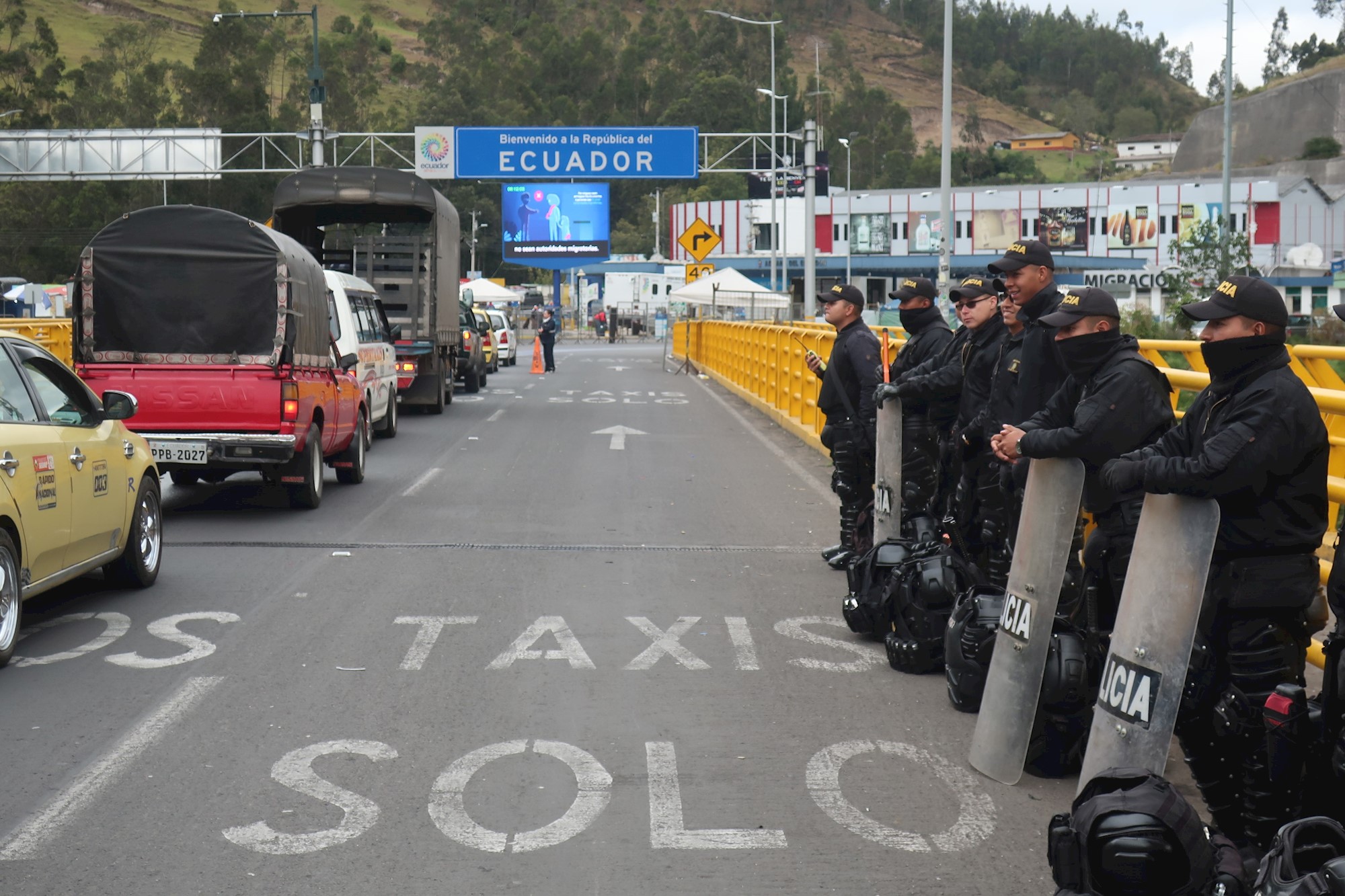 Cientos de venezolanos en Ecuador están atrapados en la frontera con Colombia