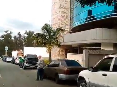 Usuarios hacen KILOMÉTRICAS colas para surtir gasolina en Mérida (Video)