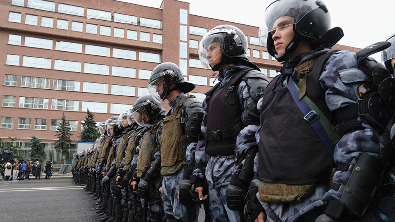 Funcionarios rusos condenan la violencia policial durante las protestas en Moscú