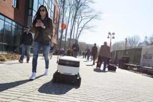Estos pequeños robots con ruedas repartirán comida en universidades de EEUU (Fotos)