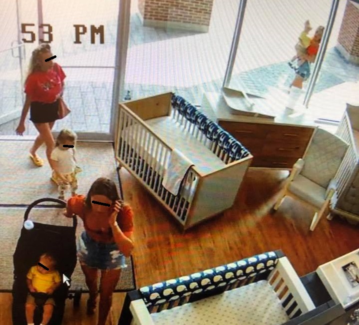 Esta joyita asaltó una tienda infantil y olvidó a uno de sus hijos en el escape (Fotos y video)