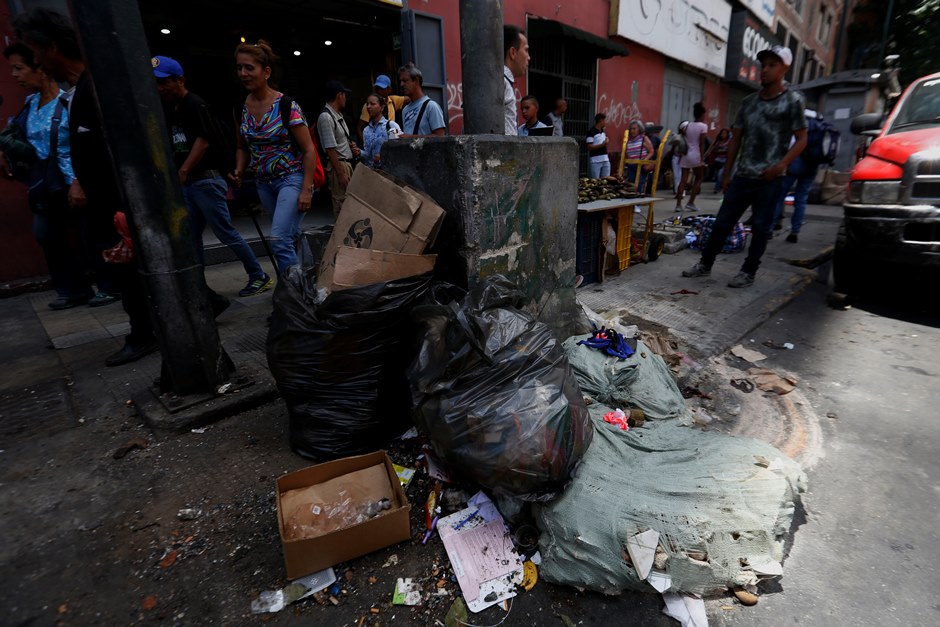 Abundan los botes de basura en calles de Caracas