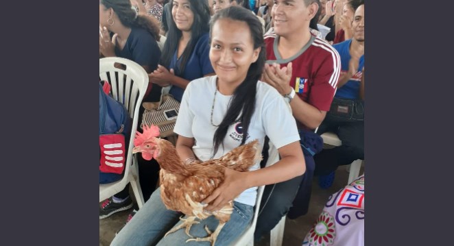 El mejor regalo de una alcaldesa chavista a universitarios recién graduados fue… ¡una GALLINA! (Fotos)