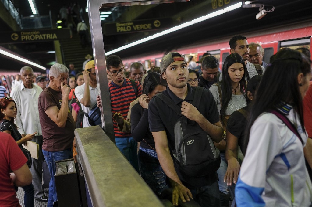 Usuarios del Metro abandonaron estación Los Cortijos en medio del apagón (Video)