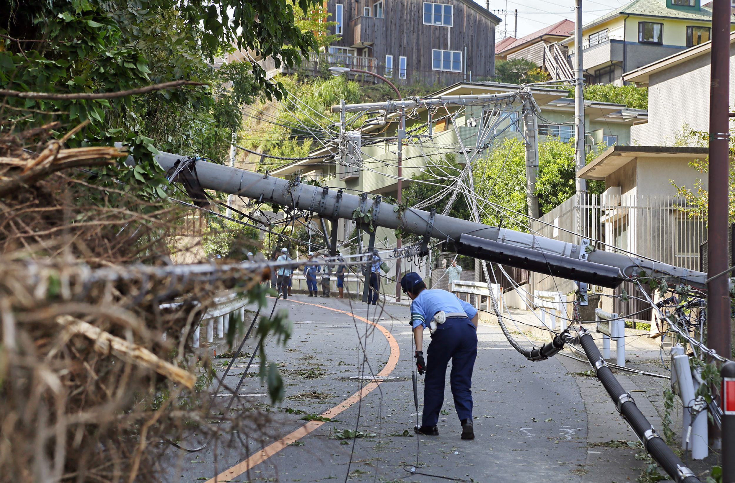 Dos muertos y decenas de heridos en Tokio tras el paso de un tifón