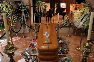 Llanto y nostalgia: Las conmovedoras imágenes del último adiós a Camilo Sesto en la capilla ardiente