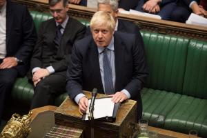 Parlamento británico pospone decisión de acuerdo sobre el Brexit; Johnson mantiene fecha límite