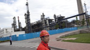 La refinación de petróleo en China cae a un mínimo de dos años