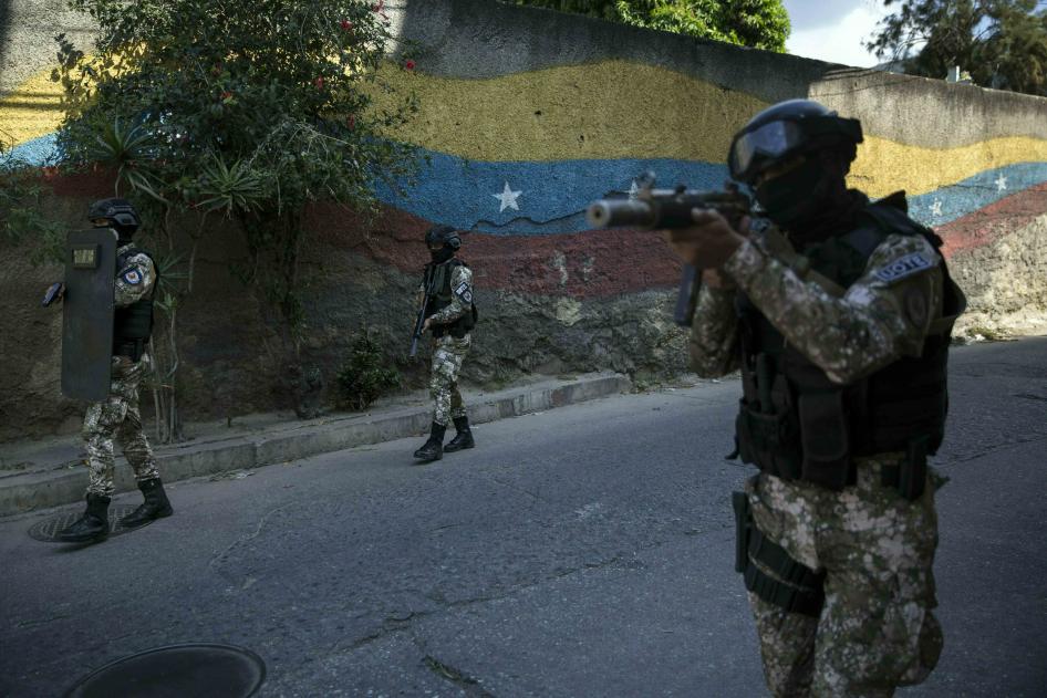 El chavismo armó a los barrios en defensa de la revolución: Ahora son poderosas bandas delictivas que se enfrentan a la policía