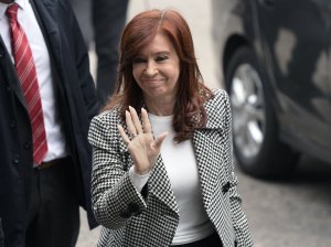 Juez revoca procesamiento de Cristina Kirchner en investigación de sobornos vinculados con Venezuela