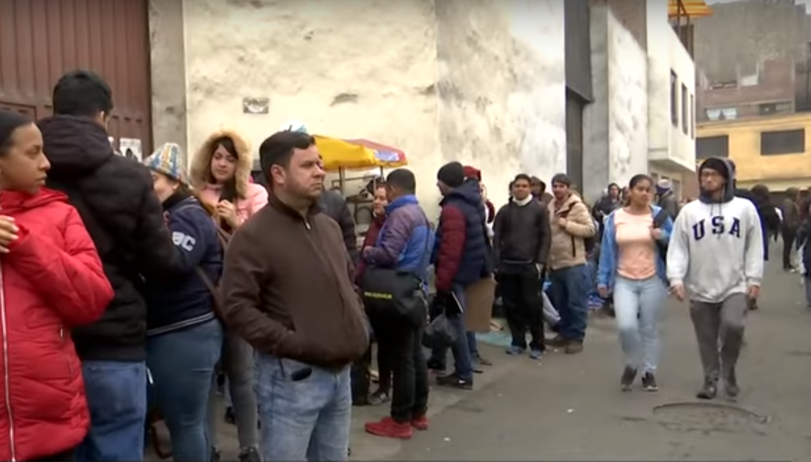 Las LARGAS colas de los venezolanos en Lima para tramitar sus antecedentes penales (Video)