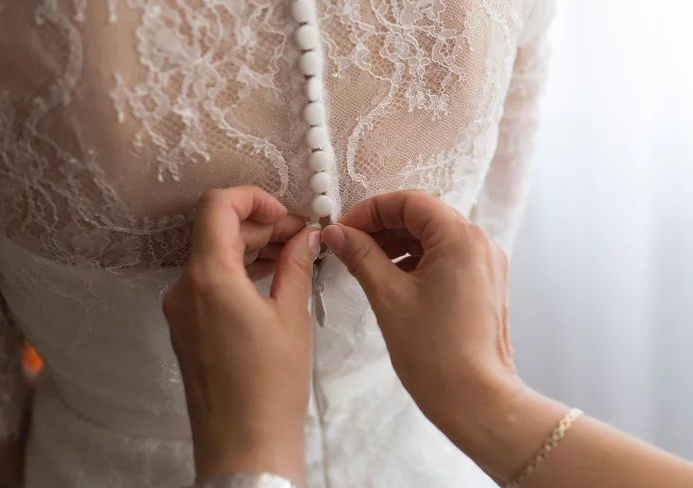 ¡Arruinó la sorpresa! Hacker malintencionado envió fotos del vestido de novia al futuro esposo antes de la boda