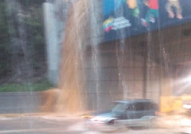 Los Boquerones I y II de la Caracas-La Guaira parecen unos coladores y no aguantan un palo de agua más (Video)