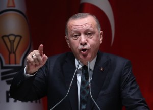Erdogan pide presionar más a Hafter para conseguir la paz en Libia