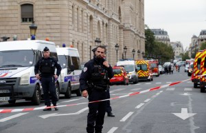 Macron acude a sede de la Policía en París tras ataque a cuatro agentes (Fotos)