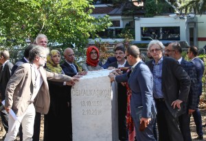 Amigos de Khashoggi colocan un monumento ante el consulado saudí de Estambul