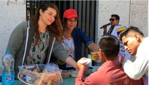 Venezolanos regalaron arepas como muestra de agradecimiento a transeúntes en Arequipa