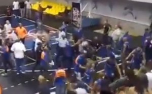 ¡Fatal! Jugadores de baloncesto protagonizaron intensa golpiza en Parque Miranda (VIDEO)