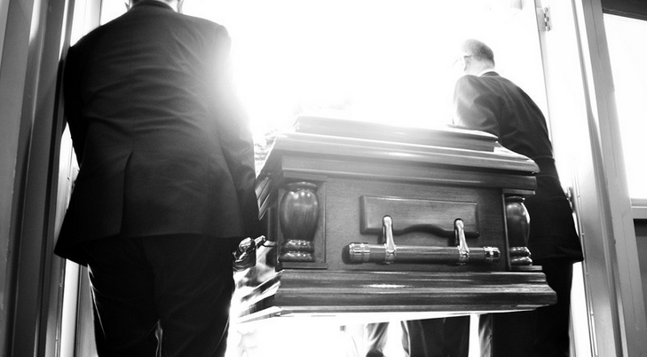 “Déjenme salir, está oscureciendo aquí”… Hombre grita que está vivo durante su funeral (VIDEO)