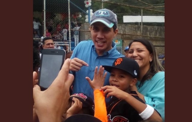 Juan Guaidó junto a niños en un campeonato de beísbol. Imagen cortesía. 
