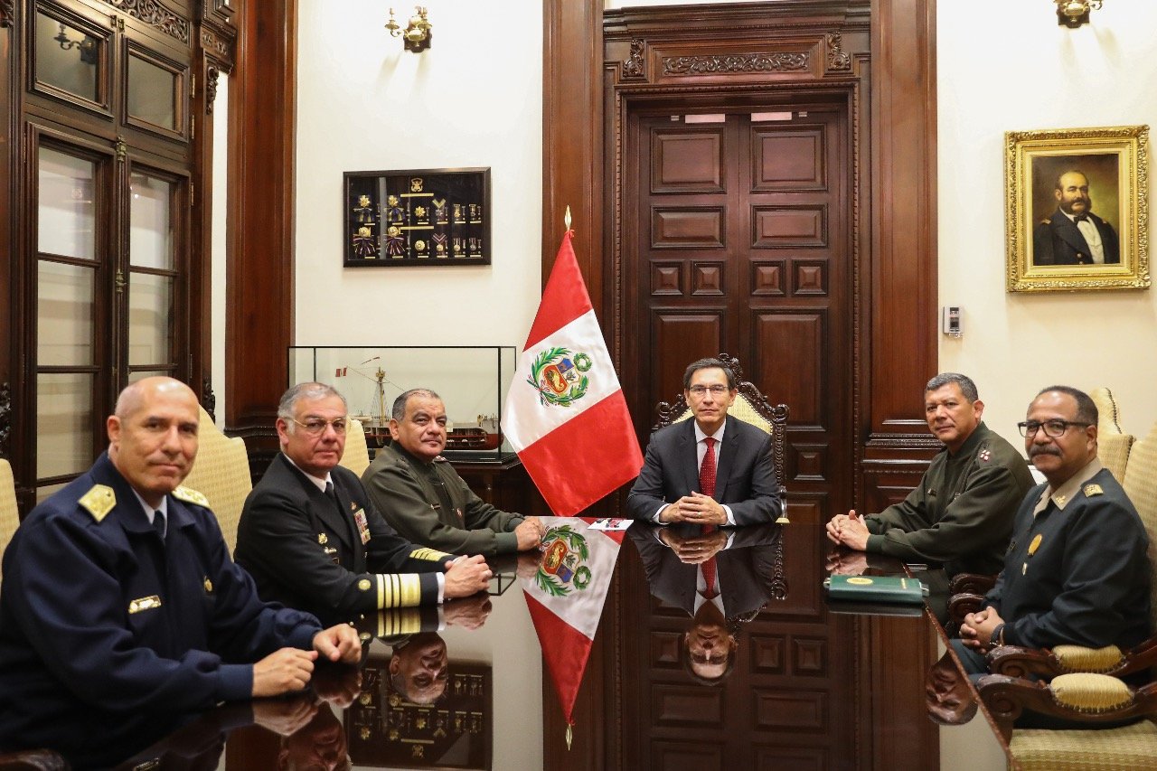 Militares peruanos respaldan al presidente Martín Vizcarra