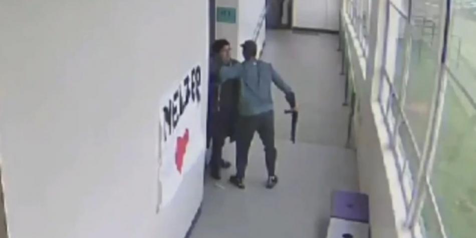 El momento cuando un profesor desarmó a un estudiante y evitó una tragedia (VIDEO)