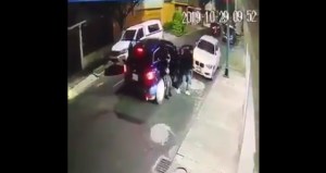 Así reaccionó un conductor tras enterarse que lo perseguían para robarle su auto (Video)