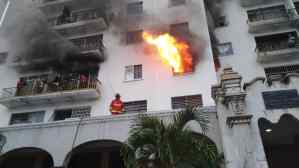 Reportan fuerte incendio en un apartamento aledaño a la Plaza O’Leary (Fotos y Video)