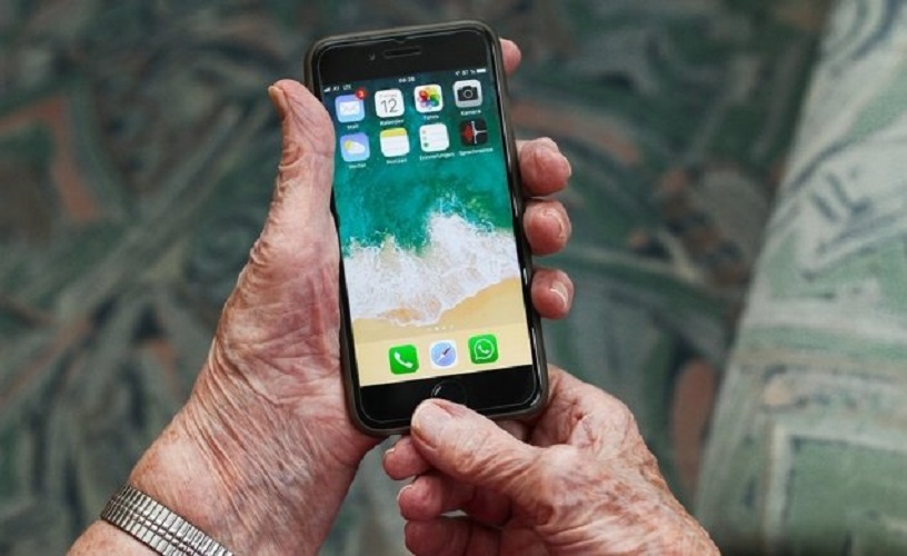 #EscombrosDeMaduro: Abuelos apelan al WhatsApp para no “morir de olvido”