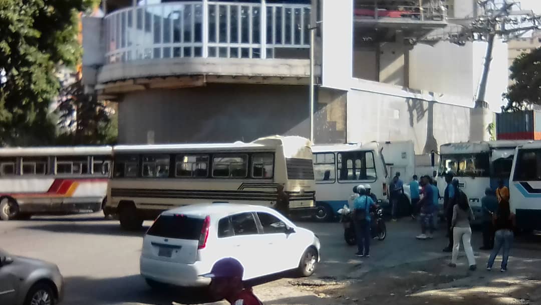 Transportistas del barrio José Felix Ribas protestaron contra la inseguridad #22Oct