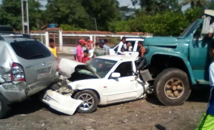Al menos 15 heridos tras choque de gandola con 15 carros en bomba de gasolina en Sarare