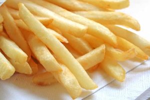 Empleado de McDonald’s reveló cómo sirven las papas fritas a los “clientes maleducados”