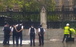 Hombre se rocía de líquido inflamable frente al Parlamento británico