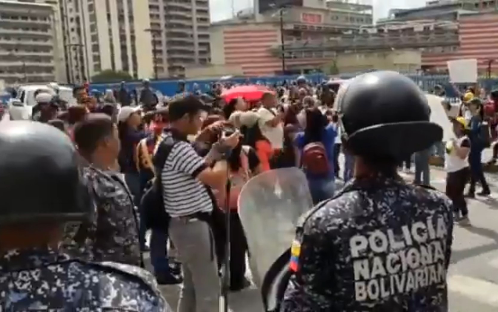 Piquete de la PNB llegó a la protesta de maestros en el Ministerio de Educación #16Oct (video)