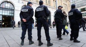 Hombre atacó con un cuchillo a varios policías en comisaría de París